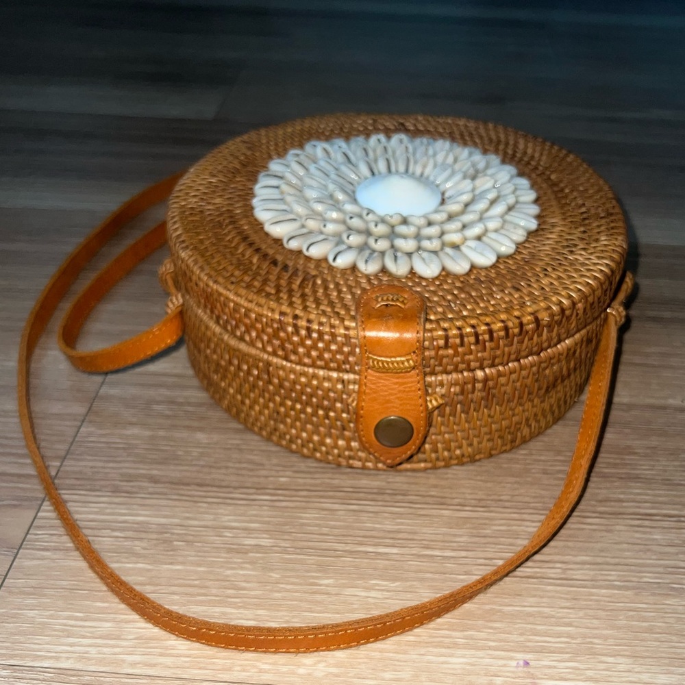 Street Level Round Wicker Seashell Crossbody Stra… - image 4